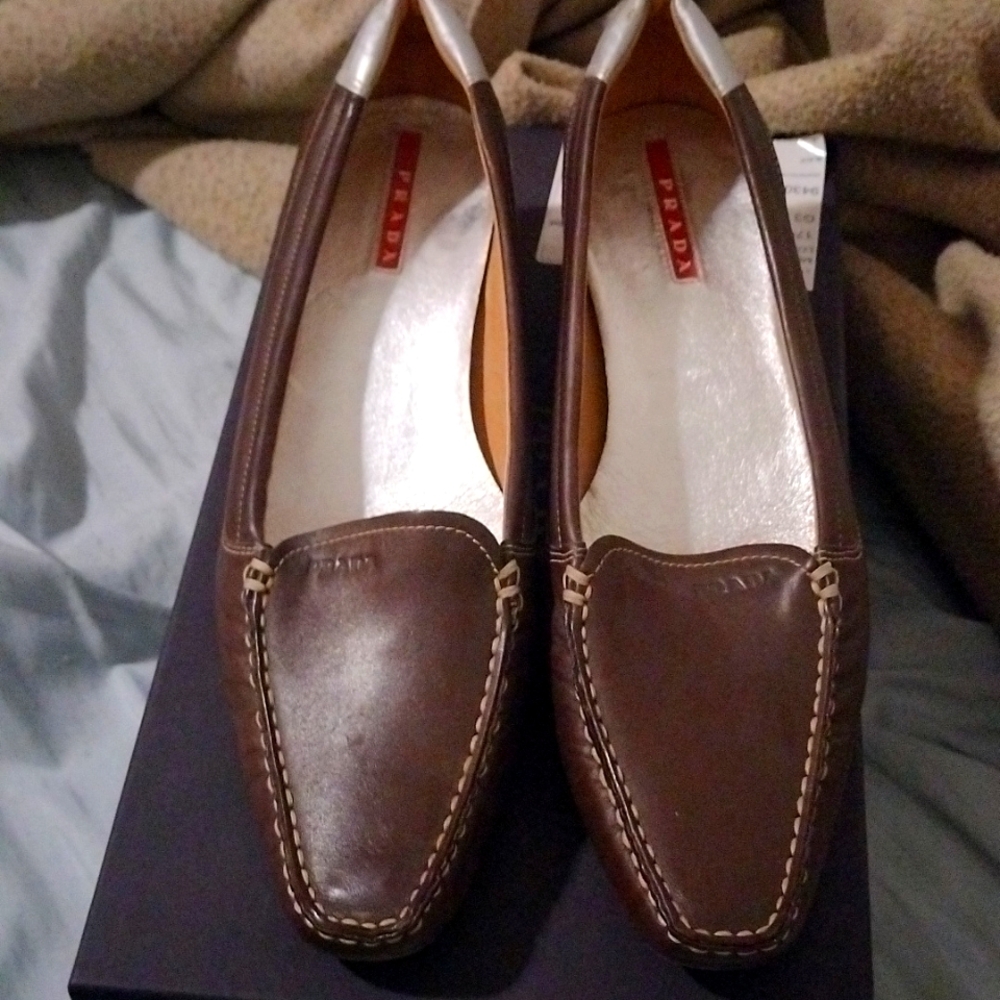 I'm selling a beautiful pair of brown women Prada kitten heels size 6